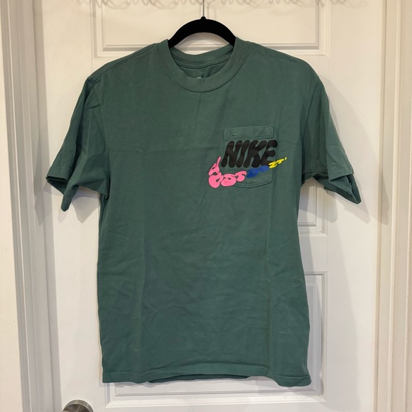 Nike Green Short Sleeve Tee with Iconic Swoosh - Picture 1 of 4